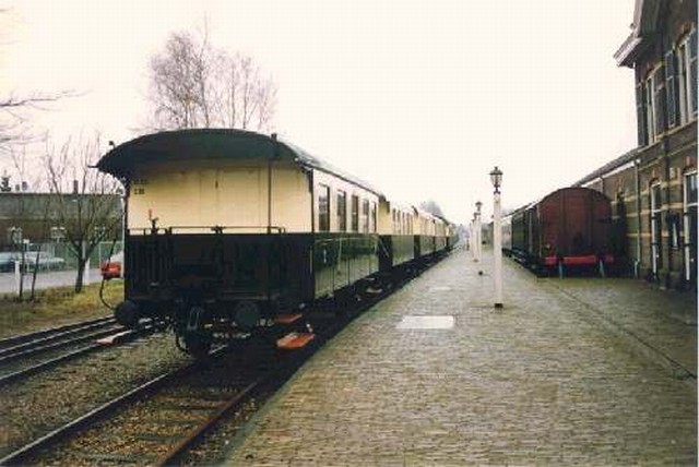 station Haaksbergen Perron met rechts het stationsgebouw en links een historische trein van de museum buurt spoorweg