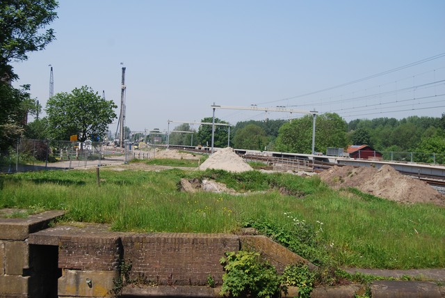 station Halfweg- Zwanenburg Deze foto is van 22 mei 2012, men is druk bezig met het station, maar hij moet al over 7 maanden klaar zijn. Ik heb er een hard hoofd in, als je keek hoe ver bijvoorbeeld Sassenheim was met nog 7 maanden te gaan vraag ik mij af of ze het gaan redden. In eerste instantie wilde men al op 9 juni 2012 open gaan maar ook dat werd uitgesteld.