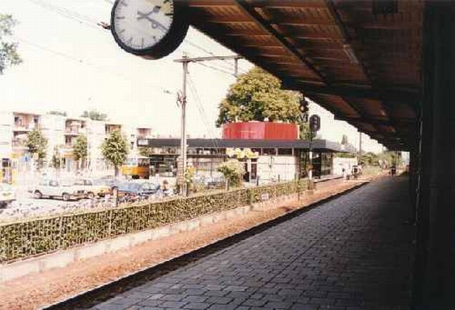 station Harderwijk Gezicht op het station vanaf het middenperron