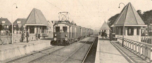 station Heemstede- Aerdenhout Het nieuwe station Heemstede-Aerdenhout bij Haarlem werde de vorige week ingewijd en in gebruik genomen; de vele forenzen die in deze bekoorlijke streek wonen, zijn er zeer door gebaat. Als en bijzonderheid zij gemeld, dat in het station een vrouwelijke chef is gevestigd; haar intrede werde met een bloemenhulde begroet.