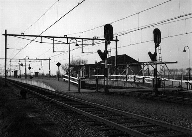 station Heerhugowaard Gezicht op het perron en het oude N.S.-station Heerhugowaard te Heerhugowaard kort voor de afbraak. Rechts is het nieuwe stationsgebouw in aanbouw.