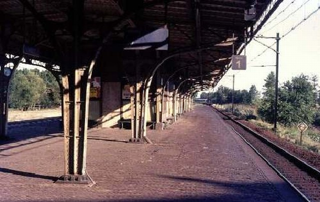 station Heeze (oud) Dia (42211) perronzijde. 29 juni 1976.