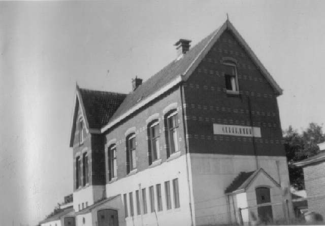 station Hellendoorn De Gereformeerde kerk van Hellendoorn. <br>Wat nu Wichor, ben je plotseling <a target=_blank href=http://www.kerkweb.nl>kerkweb</a> geworden? (heeft nog bestaan ook, alleen niet meer in gebruik, was een site met christelijk en ander religieus nieuws uit binnen- en buitenland) <br>Nee het betreft hier het voormalig station van Hellendoorn, in zijn nadagen in gebruik als kerkgebouw! Waarbij de begane grond blijkbaar nogal lelijk verbouwd moest worden.