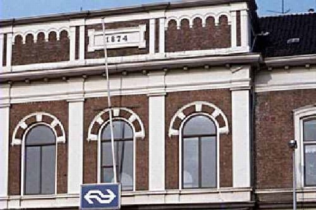 station Hilversum Hilversum, maart 1987. Er is jarenlang gediscussieerd over wat er met het station van Hilversum zou moeten gebeuren. Op 9 april 1987 werd er gedemonstreerd tegen de voorgenomen sloop van het uit 1874 stammende gebouw. Uiteindelijk hebben de vernieuwers gewonnen: het station is in 1990 gesloopt.