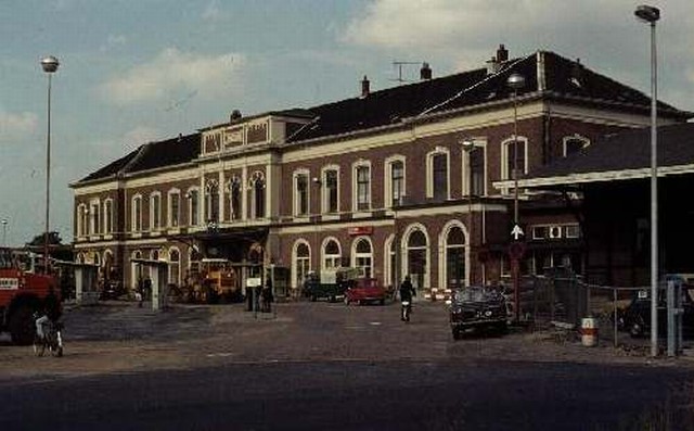 station Hilversum Dia (41148) straatzijde. 2 oktober 1975.