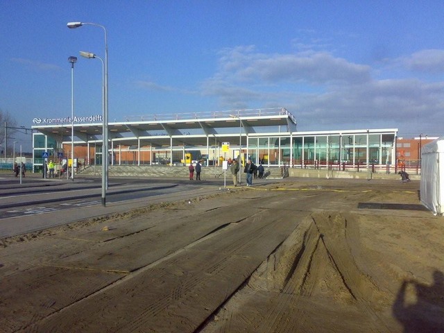 station Krommenie- Assendelft Waarom de NS nou hier ook weer de stationsnaam aan de buitenzijde plaatst? Als je ervoor staat weet je toch dat je in Krommenie- Assendelft staat, je wilt alleen weten dat het een station is, zet er dan op 'station'. Als je met de trein langs rijdt wil je weten wat voor plaats het is, maar van die kant staan die letters in spiegelbeeld.
