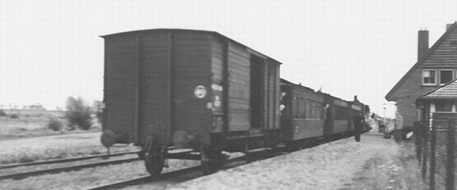station Kwadendamme Op 20 augustus 1945 is in Kwadendamme locomotief NS 1744 aangekomen met een trein, bestaande uit de rijtuigen C 313, C 338, C 332 en C 321 en de gesloten goederenwagen 12272.
Foto Jan Voerman (†), collectie Kees Wielemaker.