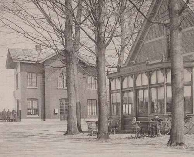 station Laren- Almen Straatzijde met rechts het stationskoffiehuis. nog voor de verbouwing van het middendeel