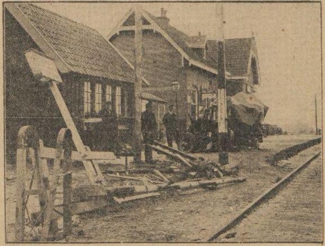 halte Leeuwarden Halte November 1927. Een auto, bestuurd door J.D. Schuilinga, reed door de gesloten bomen. De inzittenden konden bijtijds wegkomen. Op het perron de restanten van de auto.