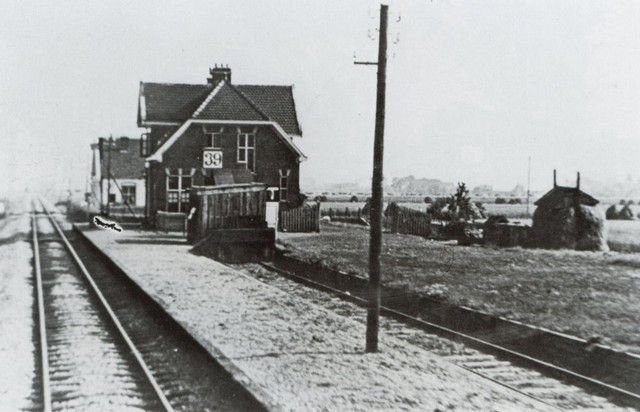 halte Legmeerpolder De schuur, achter het stootblok, is van de winter van 1953 en de hooiberg heeft de bewoner dhr. Groot gebouwd. Het station deed tevens dienst als losplaats voor suikerbieten. ongeveer 1952 is het personenvervoer gestaakt maar het goederenvervoer ging nog jaren door.