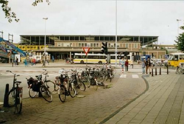 station Leiden Centraal Het station wordt afgebroken. Enkele ramen zijn al verdwenen en toren ook.