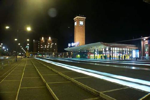 station Nijmegen Straatzijde bij nacht.