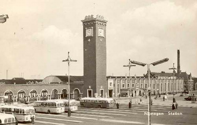 station Nijmegen Straatzijde met bussen.