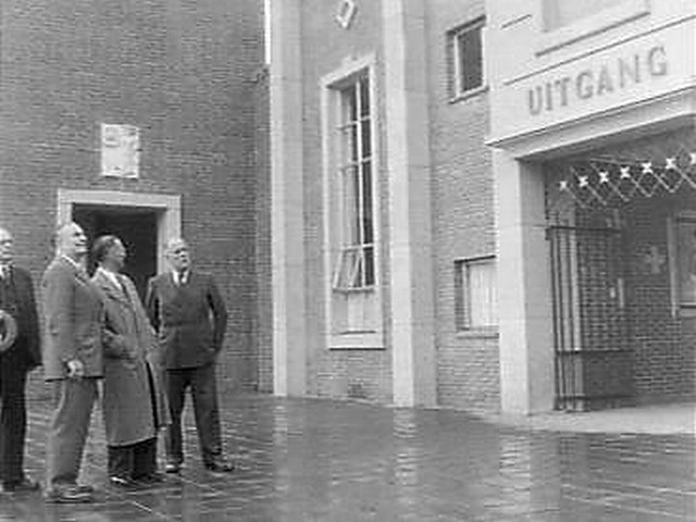 station Nijmegen De persoon rechts is Sybold van Ravesteyn, de architect van het gebouw.
