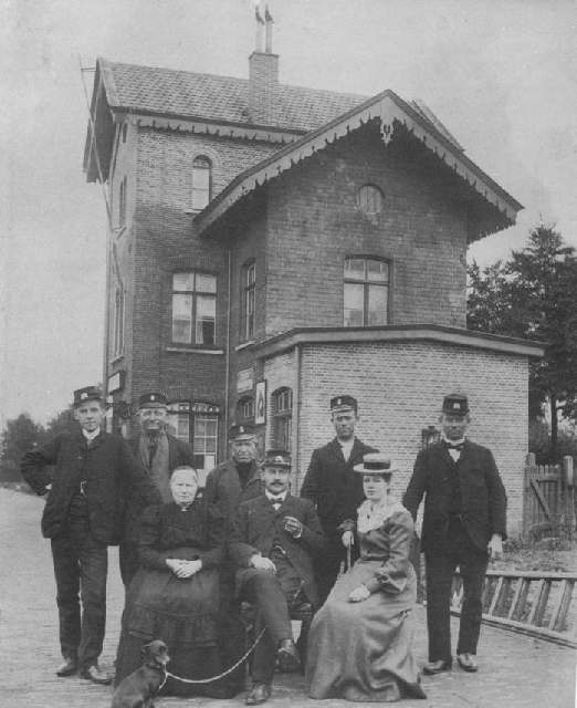 station Nuenen Deze foto is genomen vlak na de verbouwing waarbij een vleugel en een verdieping werd gebouwd. Dat is nog goed te zien aan de kleuren van de stenen en de voegen op het station.