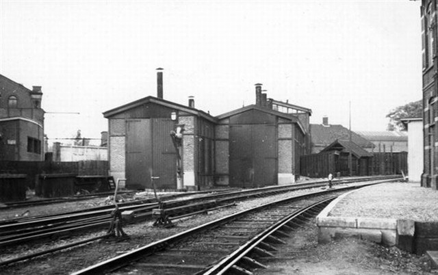 station Oldenzaal EO loc loods met rechts een deel van het station