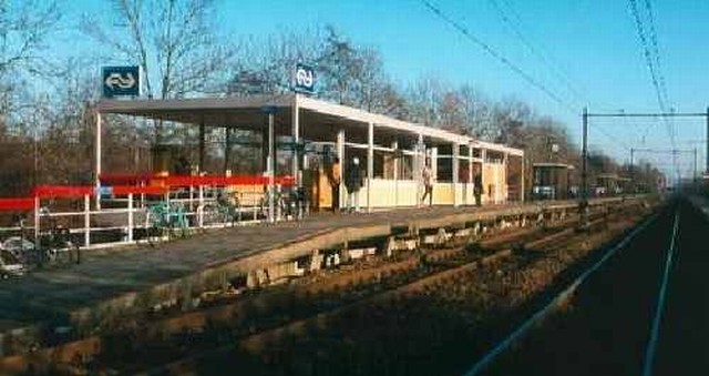station Purmerend Overwhere Perronzijde.
<p>
Enno van Brugge schrijft:<br><i> Inmiddels ben ik 40 jaar, maar al op jeugdige leeftijd spoorwegfanaat. Als mijn ouders me kwijt waren, konden ze me vinden bij dit station. Opening van Overwhere meegemaakt (heb ik trouwens nog een foto van) en voor mijn gevoel gingen de treinen richting het noorden naar een mysterieus ver land. Ik droom nog vaak over het station, dat er een verlaten trein staat, waar ik stiekum instap. Het betreft dan nog steeds de treinen van voor de electrificatie. Zodra de trein dan het station uitrolt richting Hoorn, kom ik onderweg tal van andere sporen tegen met goederentreinen, stoomlocomotieven etcetera.
</i>