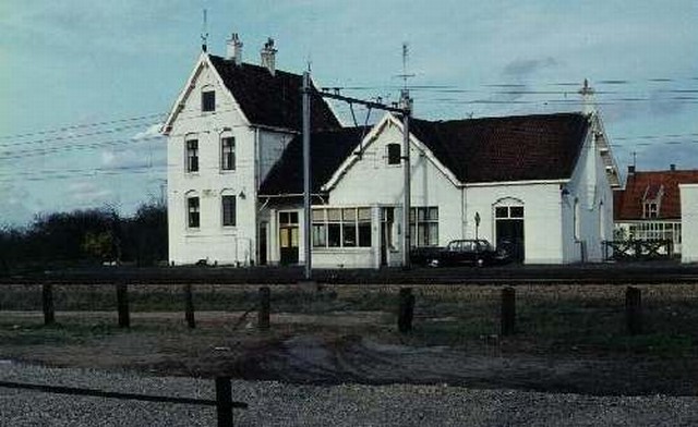 station Ressen- Bemmel Dia (35570) perronzijde. 3 april 1972.