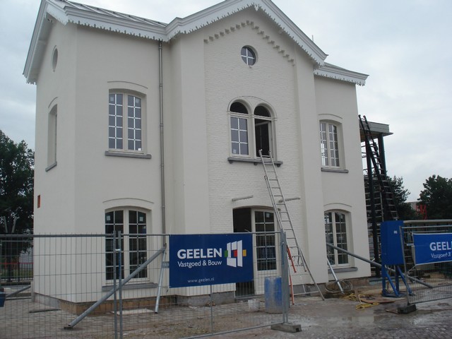 station Reuver Het station van Reuver wordt gerestaureerd, en daarbij terug gebracht in de staat zoals het was in 1865. <P>De eigenaars zijn van plan in het gerenoveerde station een wat bruine kroeg te beginnen van een goed niveau waar je ook lekker kunt eten. Bedrijven kunnen er op de eerste etage ook cursussen organiseren (tot maximaal 30 personen) en dat combineren met een lekkere maaltijd of een activiteit in de regio.
<P>
Het gebouw is zoveel mogelijk in zijn oorspronkelijke staat gelaten, ook met de mooie sierlijsten langs de dakrand. Om wat ruimte binnenin te winnen is het trappengedeelte naar buiten gebracht en in een moderne glasbehuizing. In de kelder werd nog een oude waterput uit de 1865 gevond. Deze blijft intact en kan bezichtigd worden.