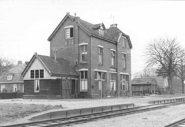 station Rolde Perronzijde. Duidelijk is het tweede perron te zien. de rails liggen er nog