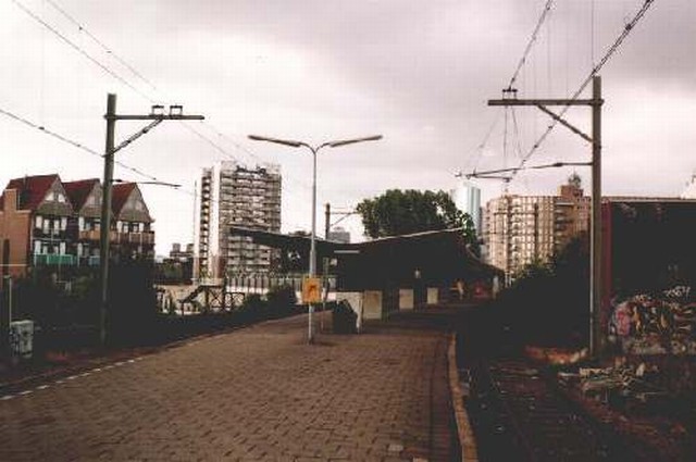station Rotterdam Hofplein Perrons. Is het niet treurig als je deze foto vergelijkt met de eerste foto? Een totaal vervallen, ononderhouden ruïne.