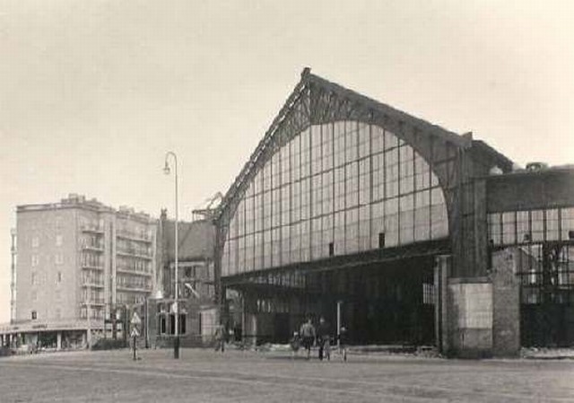 station Scheveningen Dirk Krommenhoek (Nieuw- Zeeland) schrijft:<p><i>Op dit station werd op 1 mei 1909 begonnen met de exploitatie van elektrische treinen op de baanvakken Den haag -Scheveningen en Hofplein- Scheveningen. Ik herinner me, dat mijn vader mij in 1949 als VERJAARSCADEAUTJE!!, een reisje van Scheveningen naar Den Haag gaf. De laatste trein vertrok op 3 October 1953 en heel veel mensen (ook ik) waren uitgelopen, om dat mee te maken. Na de laatste trein ging het heel snel bergafwaards met de glorie van dit eens prachtige station. Kwajongens uit de buurt, zoals ik, maakten er een sport van om het vele glaswerk met steentjes kapot te gooien!! Ik voel me er nog schuldig over. Maarja, uiteindelijk maakte de slopers af, wat ik en mijn vriendjes begonnen was.
</i>