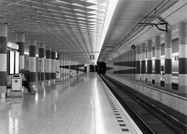 station Schiphol Airport kunstwerk op pilaren langs de perrons