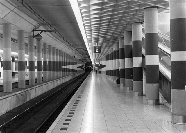 station Schiphol Airport kunstwerk op pilaren langs de perrons