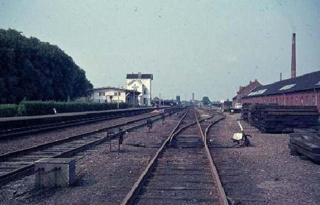 station Tegelen Dia (21062) perronzijde emplacement. 27 mei 1962.