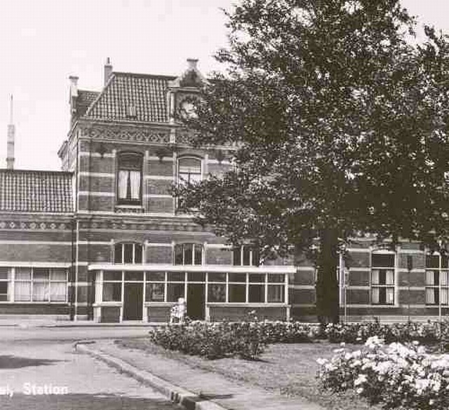 station Tiel Ansichtkaart straatzijde. Let op de andere uitbouw aan de voorzijde waar nu nog het lage dak van is overgebleven.