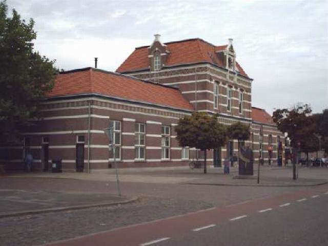 station Tiel 28 augustus 2003.<p>
Straatzijde uit het oosten