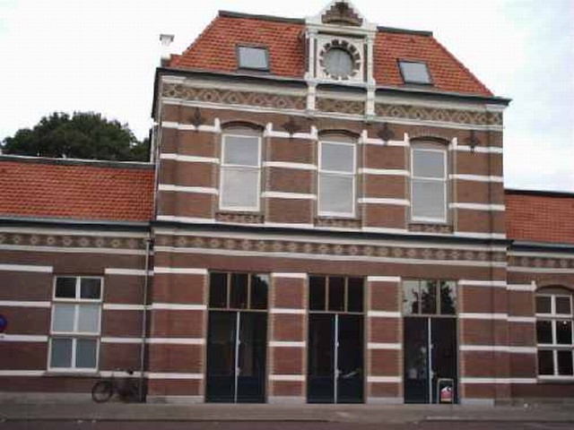 station Tiel 28 augustus 2003.<p>
Straatzijde middenrisaliet. Bij de restauratie in 2003 is de lelijke voorbouw verdwenen. Het lage dakje deed veel af aan de prachtige gevel.