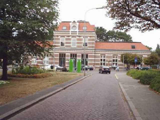 station Tiel 28 augustus 2003.<p>
Straatzijde. Gezien uit de stationsstraat.