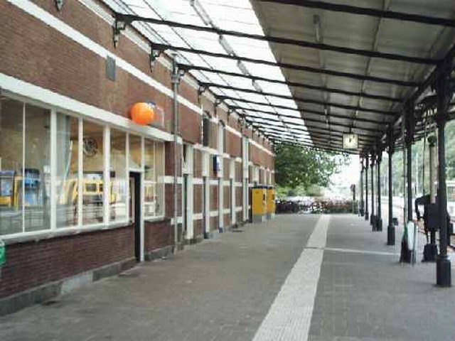 station Tiel 28 augustus 2003.<p>
Detail perronzijde onder de luifel.