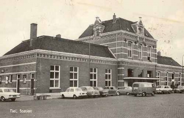 station Tiel Straatzijde. Ansichtkaart.