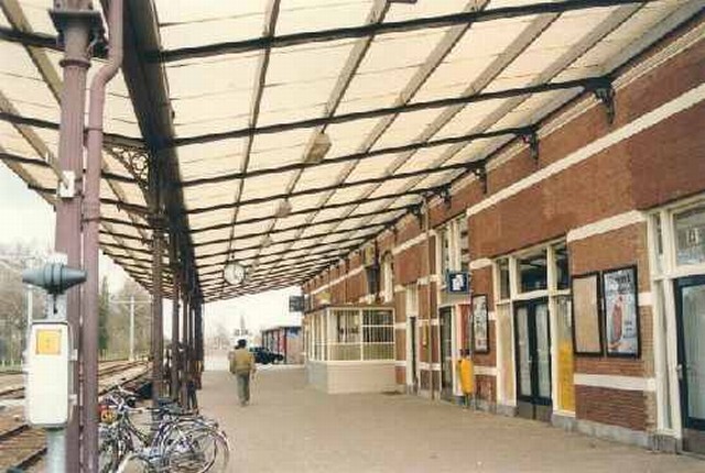 station Tiel Perronzijde onder de luifel