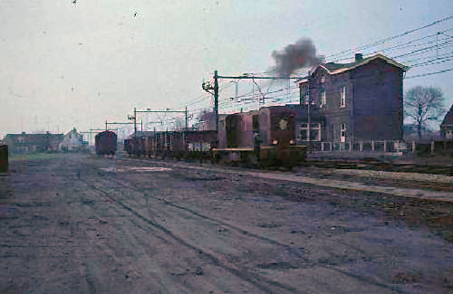 station Udenhout Dia (20238) perronzijde met trein. 25 november 1961.