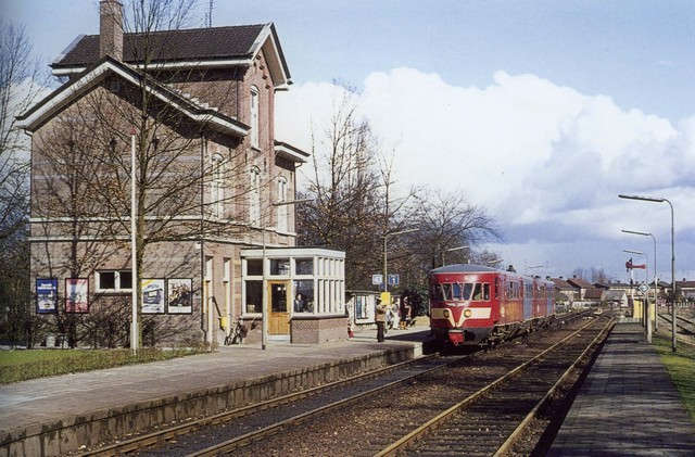 station Varsseveld Dia (40204) perronzijde met trein. 24 maart 1975.