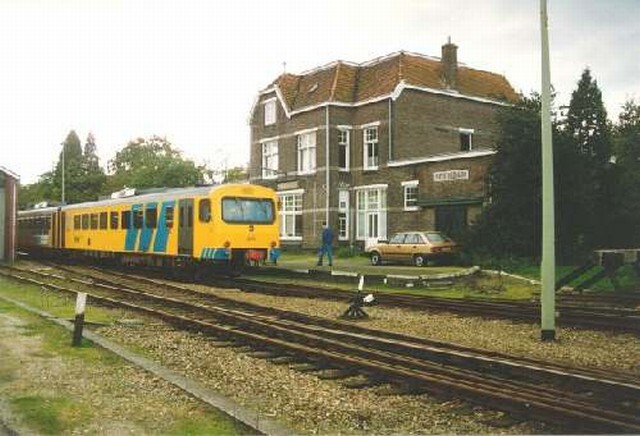 station Veendam Perronzijde met incidentele wadloper die in 1992-93 zijn ingezet voor reizigersvervoer naar Veendam op zaterdagmiddagen. Wegens weinig succes (het statio ligt te perofeer) zijn deze niet doorgezet.