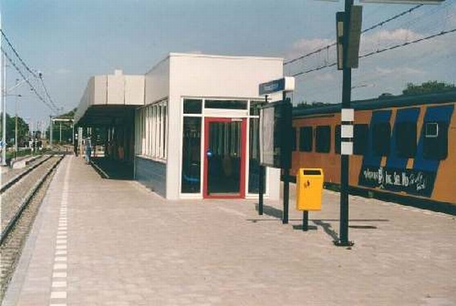 station Voorschoten Station Voorschoten (links spoor 1,rechts spoor 2 (en het dorp)) tijdens de ombouw van 2 naar 4 sporen,kijkend richting Leiden. Het hier zichtbare wachthuisje en de overkapping doen nog steeds dienst.