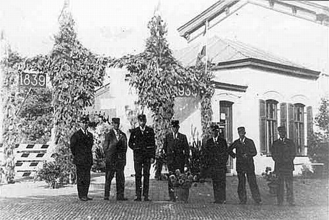 station Warmond Straatzijde. 100-jarig bestaan Spoorwegen in Nederland (dus niet honderdjarig bestaan van dit station); vlnr: D. v.d. Pan, dhr de Vries, Kees Schippers, dhr Weerthof, G. v. Winsen, Leen de Man