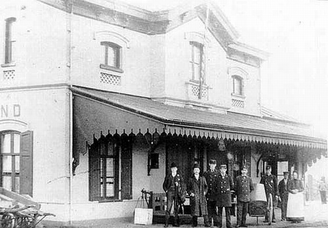 station Warmond vlnr: (kand.-notaris), (kand.-notaris), stationschef Anneké, blokwachter Dortman, postbode Matthijs Sikking, Gerard van Seggelen, mw van Seggelen, die pakjes rondbracht in het dorp.
