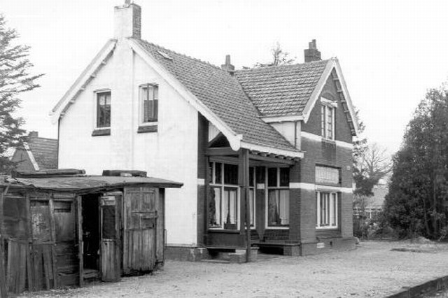 halte Weerdinge Perronzijde. Er is nog de rand van het perron te zien, en links staat nog een goederenwagon die als goedernlookds dienst deed, maar zo te zien zijn langste tijd gehad heeft.