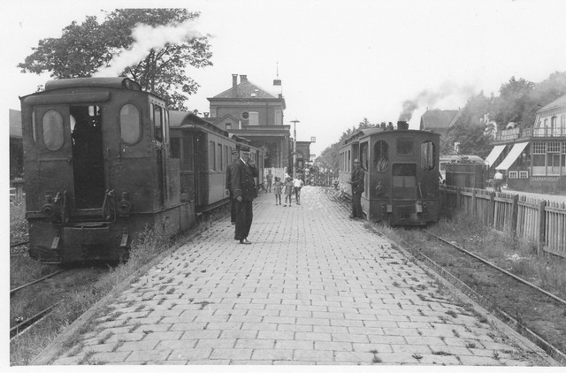 station Winschoten trams van de OG naast het stationsgebouw.