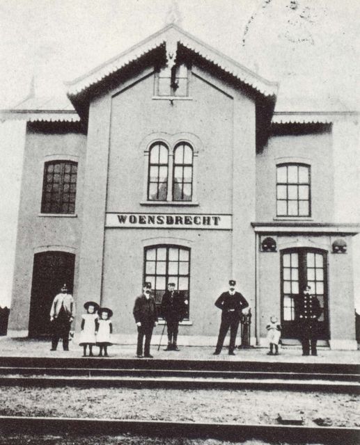 station Woensdrecht Kees Colpaart: Onze boerderij staat vlakbij de plaats waar tot in WO II het station stond. Mijn grootouders zochten daar in de oorlog regelmatig een veilig onderkomen. Om een dag moesten zij daar weg. Ze vertrokken naar Bergen op Zoom. De nacht daarop werd het station plat gebombardeerd.