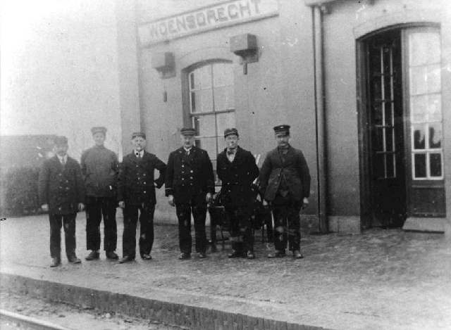 station Woensdrecht Personeel aan de perronzijde van het stationsgebouw.