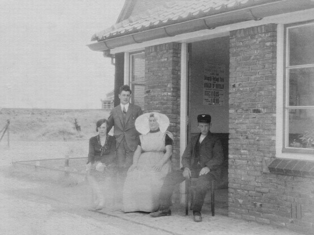 station Wolphaartsdijkse Veer Stationschef J. Huisson poseert met zijn vrouw en kinderen in Wolphaartsdijkseveer. Getuige het affiche dat in de deuropening is te zien, moet de foto zijn gemaakt in 1928 of 1929. Onder de leuze ‘Verzendt Uw Goederen Per Spoor’ wordt per 1 juli 1928 een ‘Belangrijk Verlaagd Tarief’ voor het ‘Afhalen en Bestellen’ van stukgoederen aangekondigd. In Amsterdam, Den Haag en Rotterdam bedraagt dit voortaan vijftien cent per colli tot een bepaald gewicht, in alle andere plaatsen slechts tien cent.
