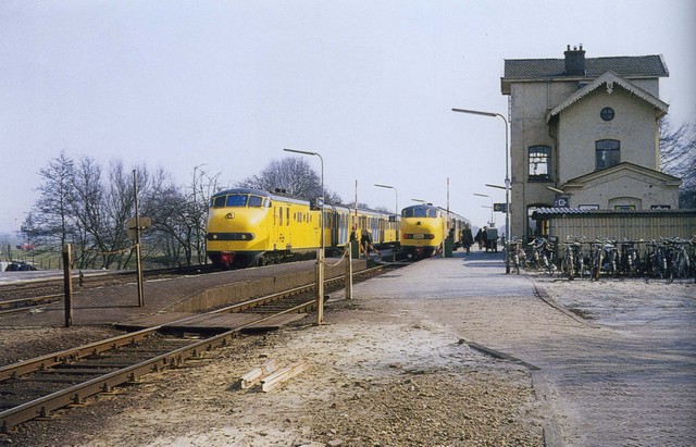 station Zuidhorn Dia (37051) zijkant met treinen. 24 maart 1973.