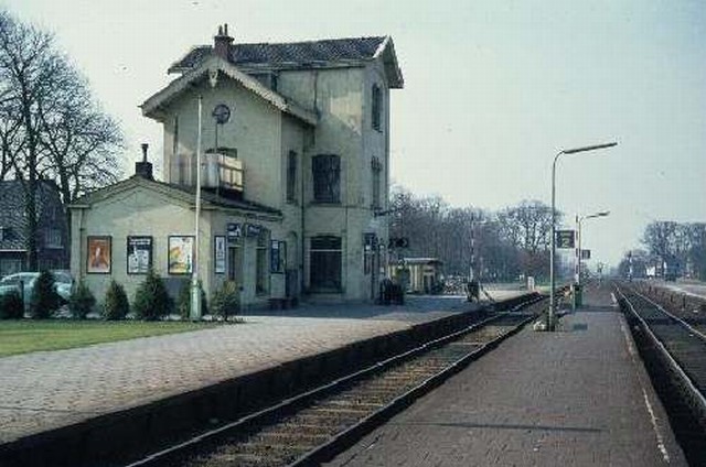 station Zuidhorn Dia (37059) perronzijde. 24 maart 1973.