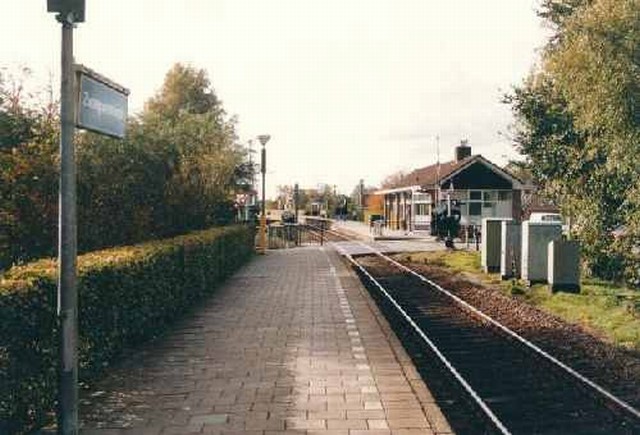 station Westereen Foto genomen vanaf het perron aan de overzijde (bajonetligging) van het spoor